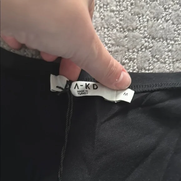 Black Sleeveless Crop Tank Top - Picture 2 of 4